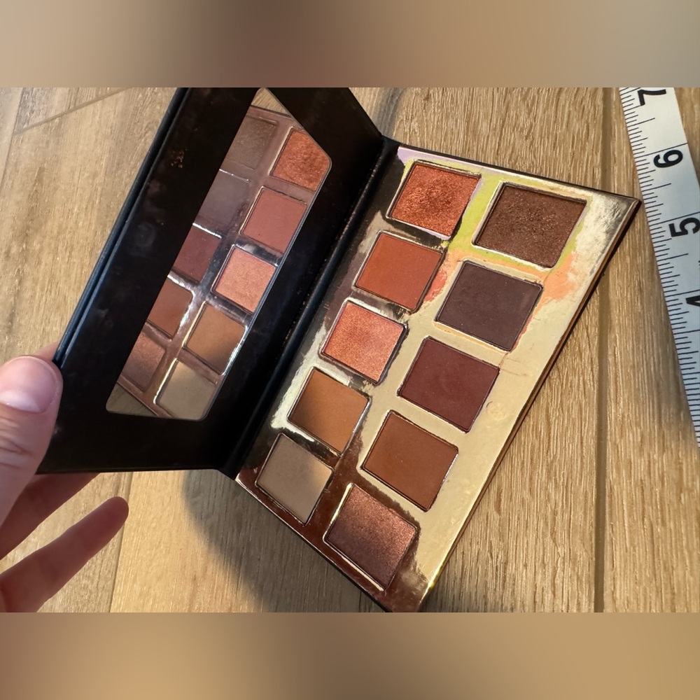 Crown Pro 10 Color Fuego Collection eyeshadow palette